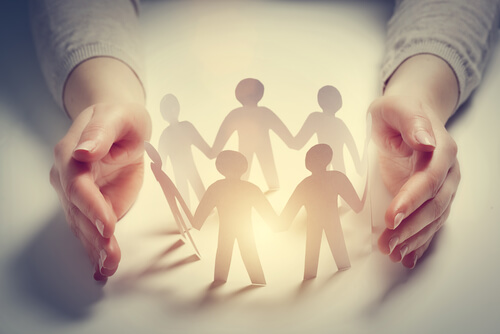 Manos con figuras de papel para representar las terapias sistémicas