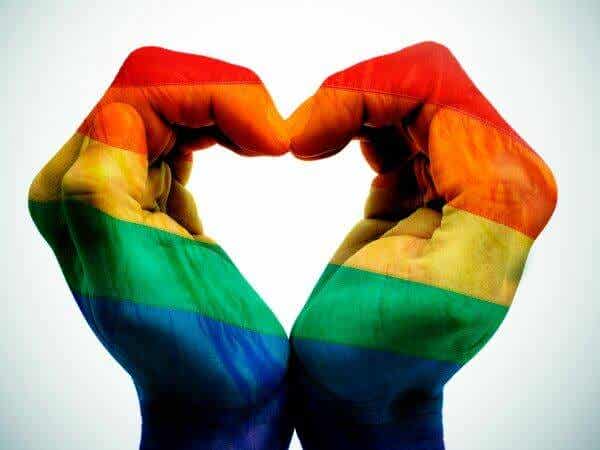 Manos con los colores de la bandera del orgullo gay