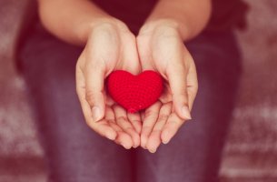 Manos con un corazón como símbolo de la comunicación no violenta