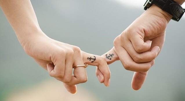 Manos de pareja unidas