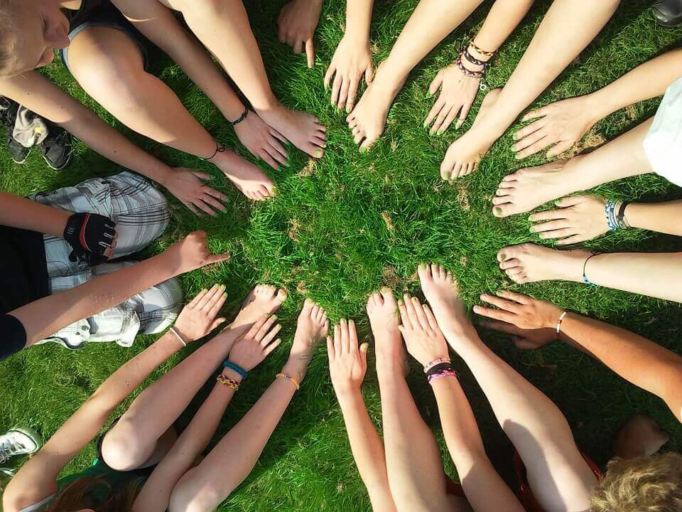 Manos y pies de personas