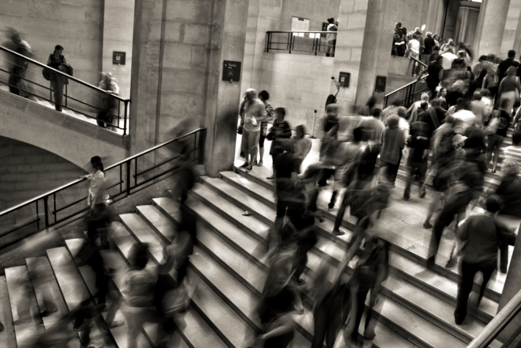 Mucha gente bajando y subiendo escaleras