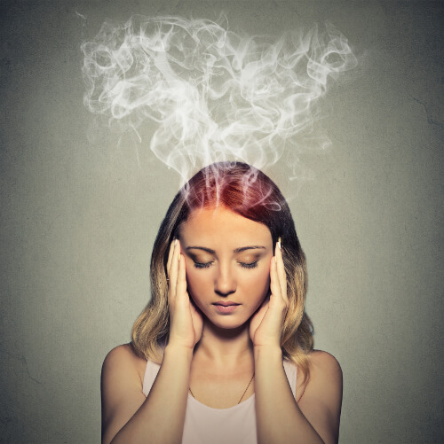 mujer aquejada de niebla cerebral mujer aquejada de niebla cerebral