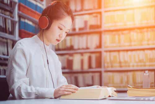girl listening to music while studying