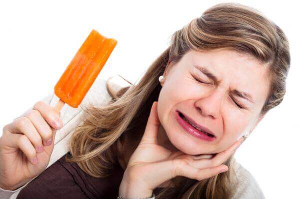 Mujer con dolos en la boca por comer helado