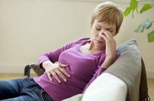 Mujer con dolor de estómago