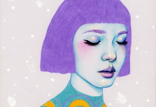 mujer con el pelo violeta