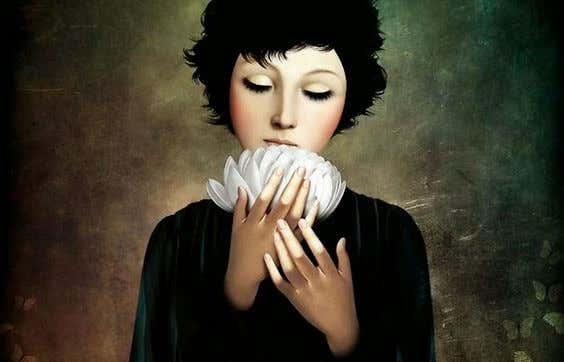 mujer con flor blanca en las manos