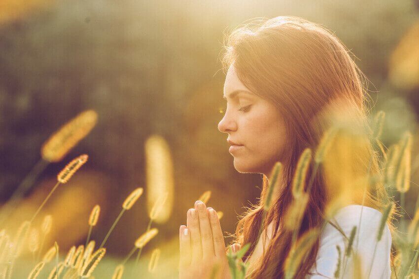 Mujer con los ojos cerrados meditando buscando su espacio