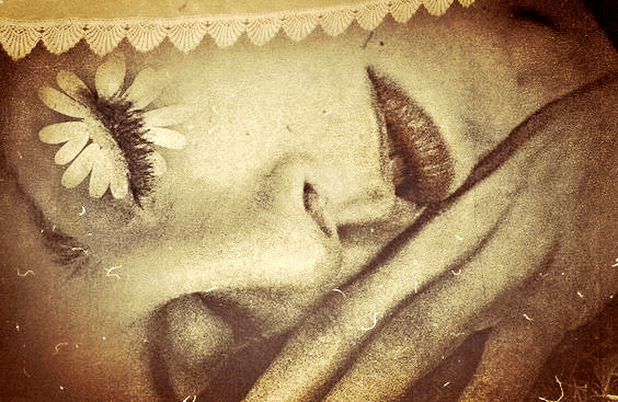 mujer con los ojos cerrados