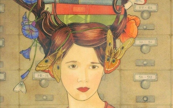 mujer con mariposa en la cabeza