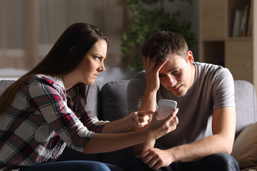 Mujer con síndrome de Otelo enfadada porque sospecha que su pareja es infiel