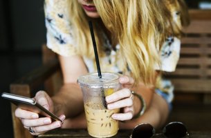 Mujer con móvil y helado intentando conectar con los demás