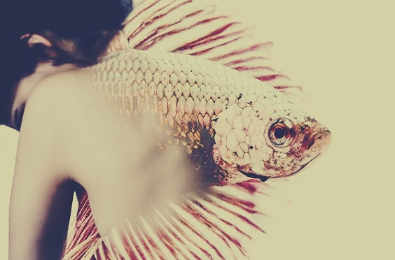 mujer con pez en la espalda