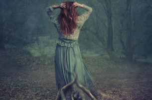 mujer con raíces de árbol que sufre depresión encubierta