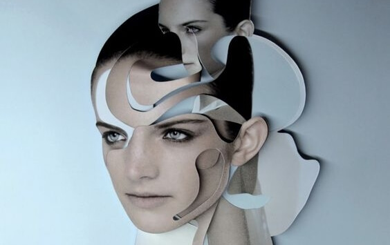 mujer con rostro entrecortado