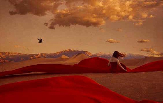 Mujer con vestido rojo en el desierto