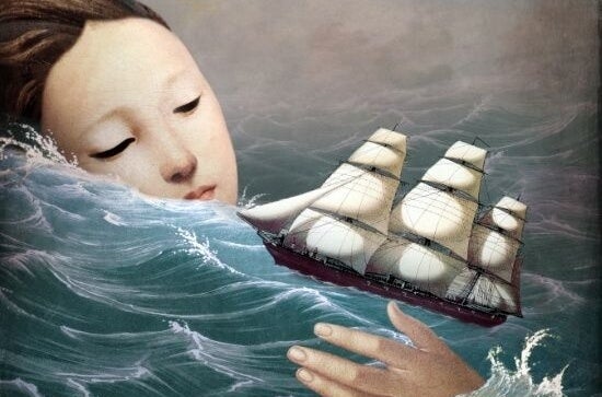 mujer en el océano con barco