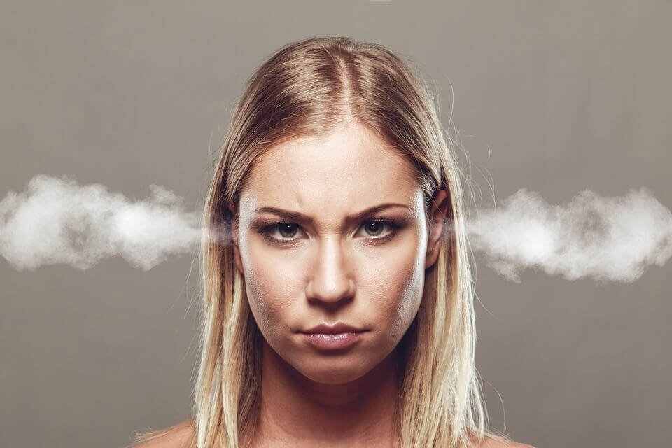 Mujer que sufre enfados frecuentes
