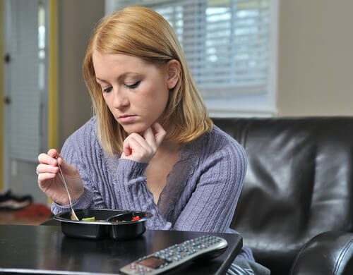 Mujer con enfermedad cenando