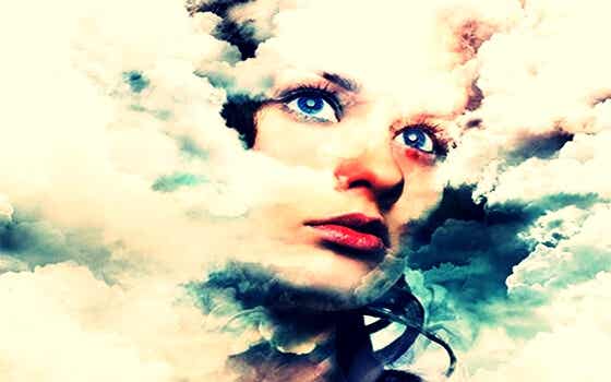 mujer envuelta en nubes pensando en la sugestión