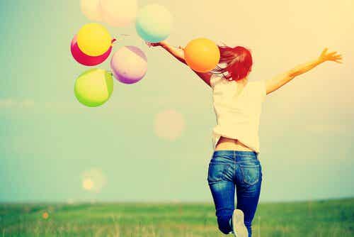 Mujer feliz con globos de colores