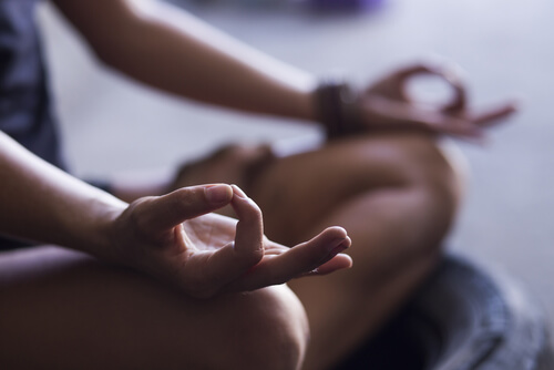 Mujer meditando