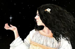mujer morena con carácter sosteniendo estrella en la mano