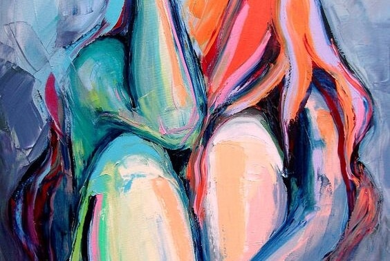 mujer ocultando su rostro