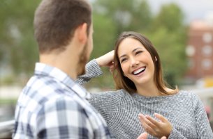Mujer recibiendo elogios de su amigo
