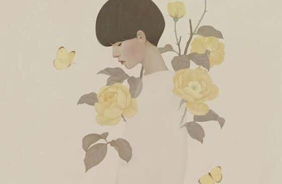mujer en soledad rodeada de flores amarillas