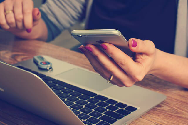 mujer trabajando consultando su smartphone