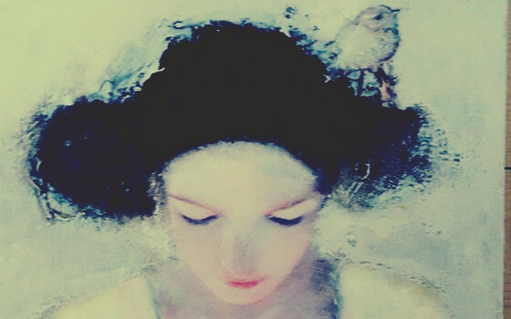 mujer triste con pájaro en el cabello agotada por la pérdida de energías