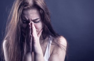 Mujer triste víctima de la droga