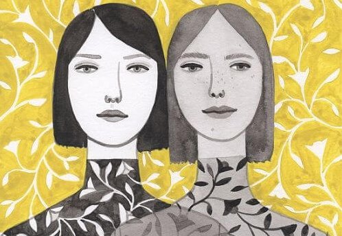 mujeres juntas con mismo cabello