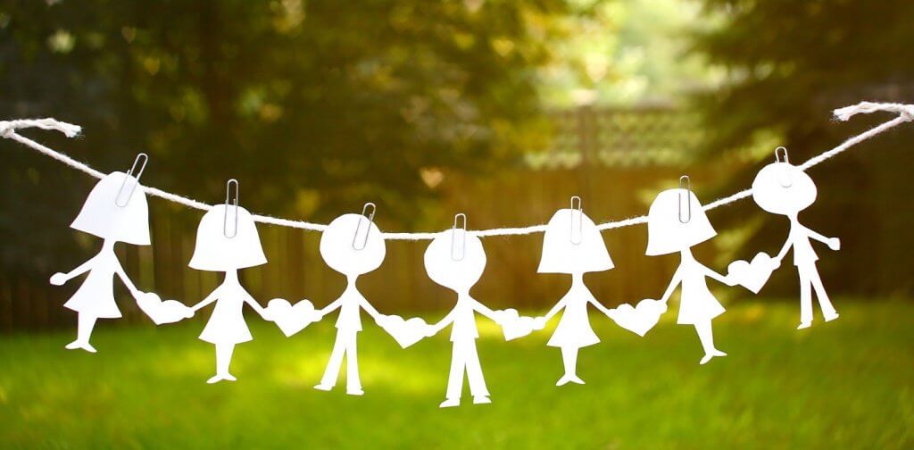 Muñecos de papel unidos con corazones