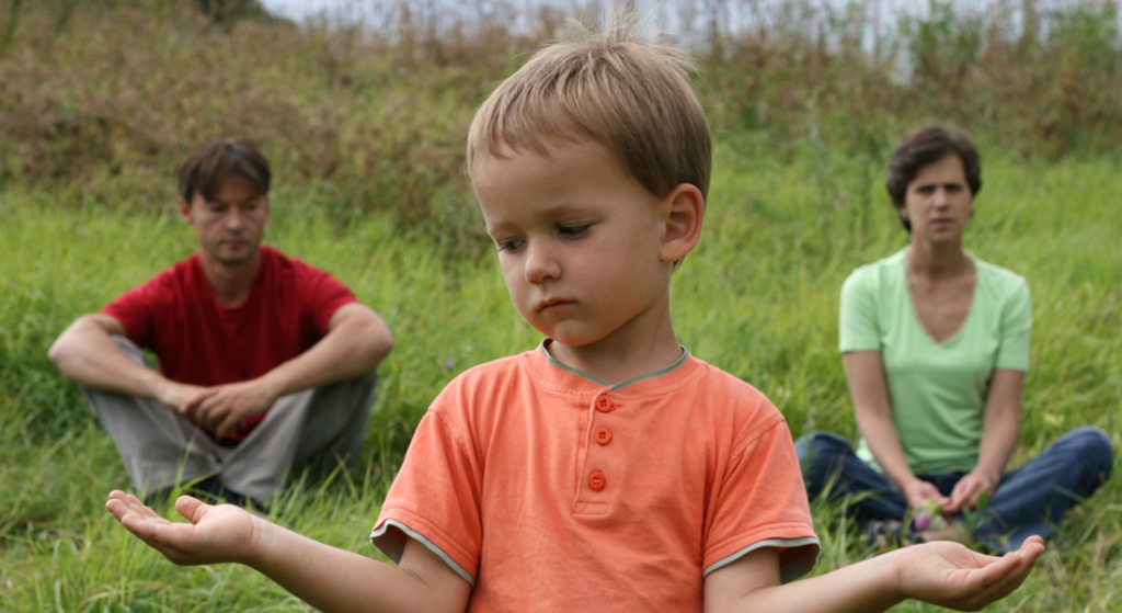 niño con los brazos extendidos