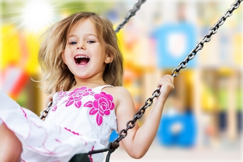 Niña columpiándose
