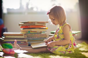 Niña con libros para educar a niños