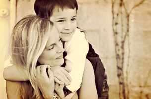 Hijo abrazando a su madre