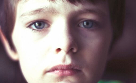 Niño con expresión triste