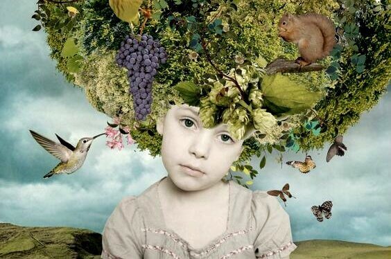 Niño con flores en su cabeza