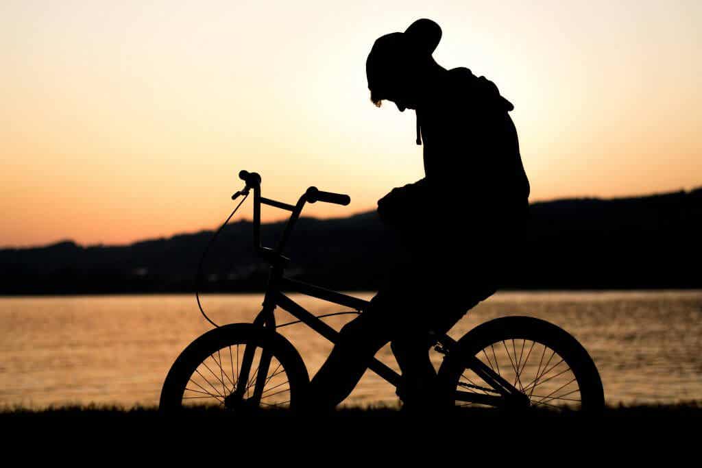 Niño en la bici triste por duelo