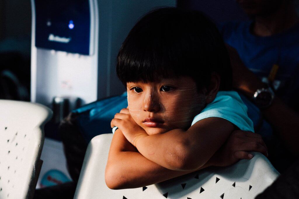Niño triste con problemas emocionales