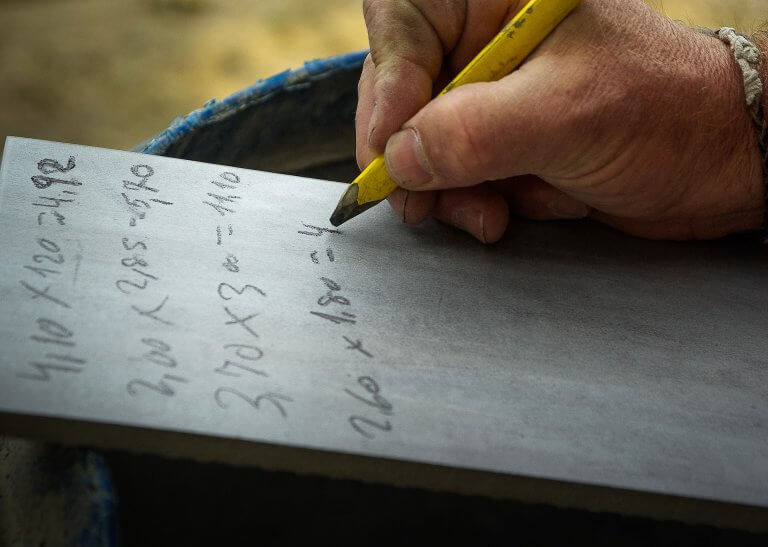 Persona con alzheimer haciendo operaciones matemáticas