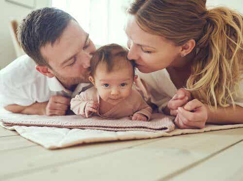 Padres con bebé trabajando la psicología perinatal