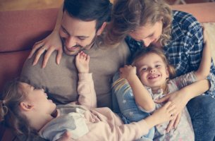 Padres con sus hijos felices aplicando la autoridad positiva