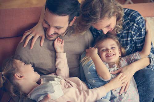 Padres con sus hijos felices aplicando la autoridad positiva y evitando el trastorno de apego reactivo