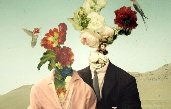 pareja con flores en la cabeza