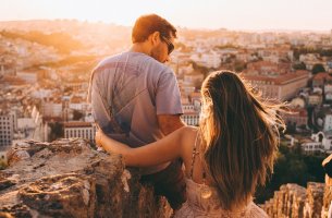 Pareja de vacaciones disfrutando de las vistas de la ciudad de vacaciones